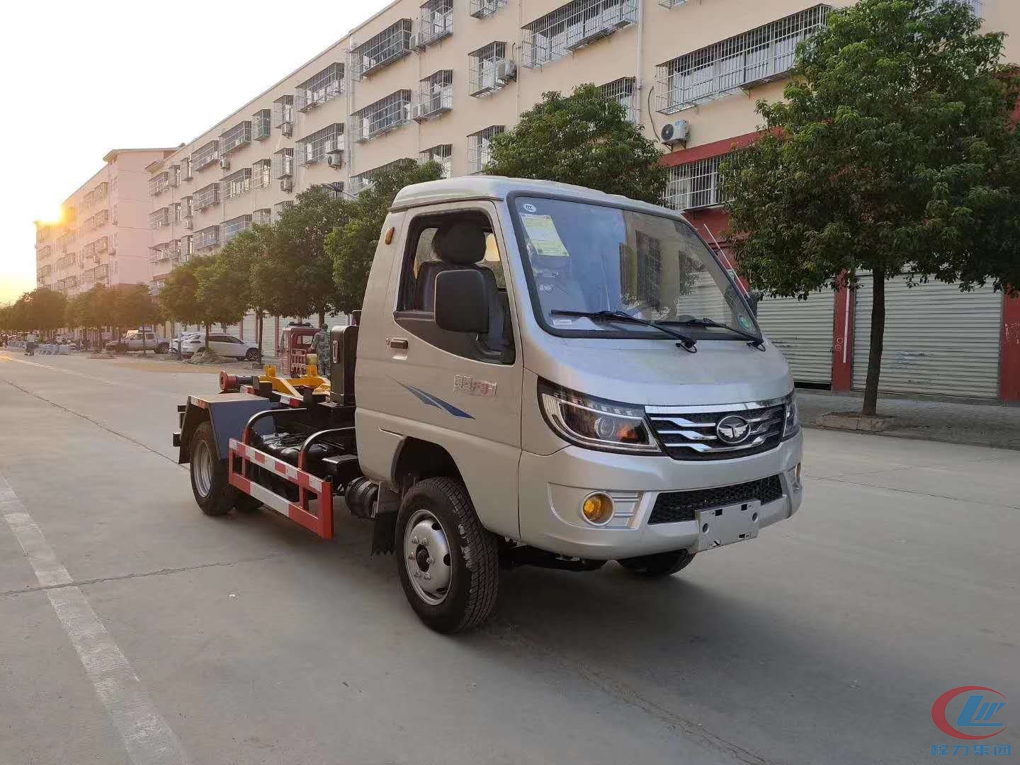 國(guó)六唐駿后雙胎3方勾臂式垃圾車