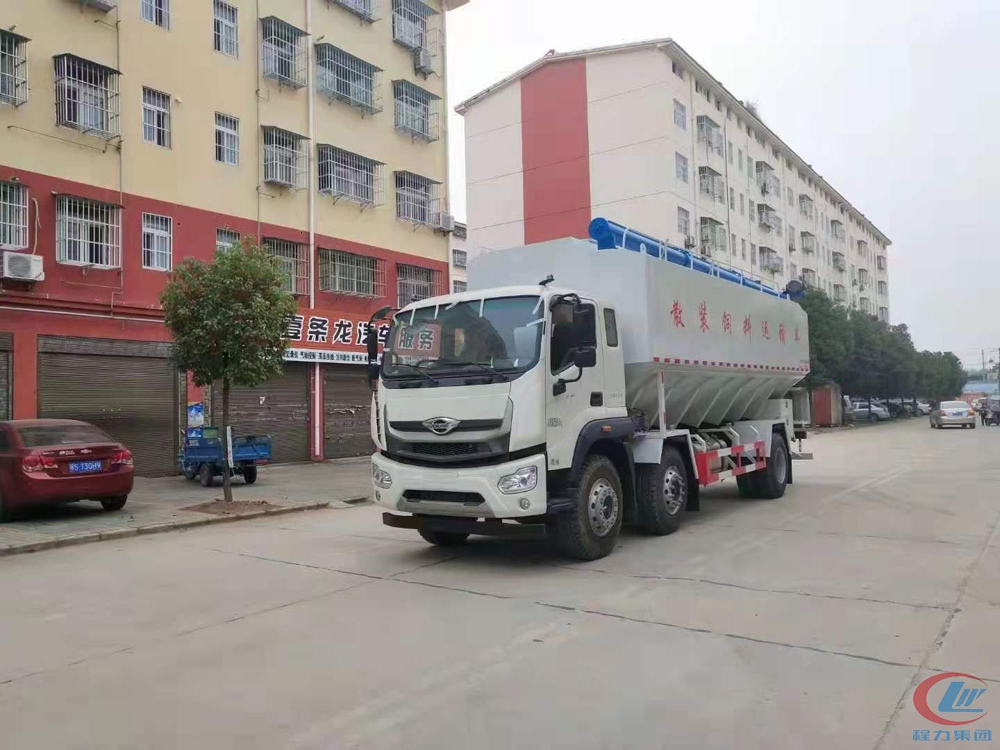 福田國(guó)六小三軸散裝飼料車