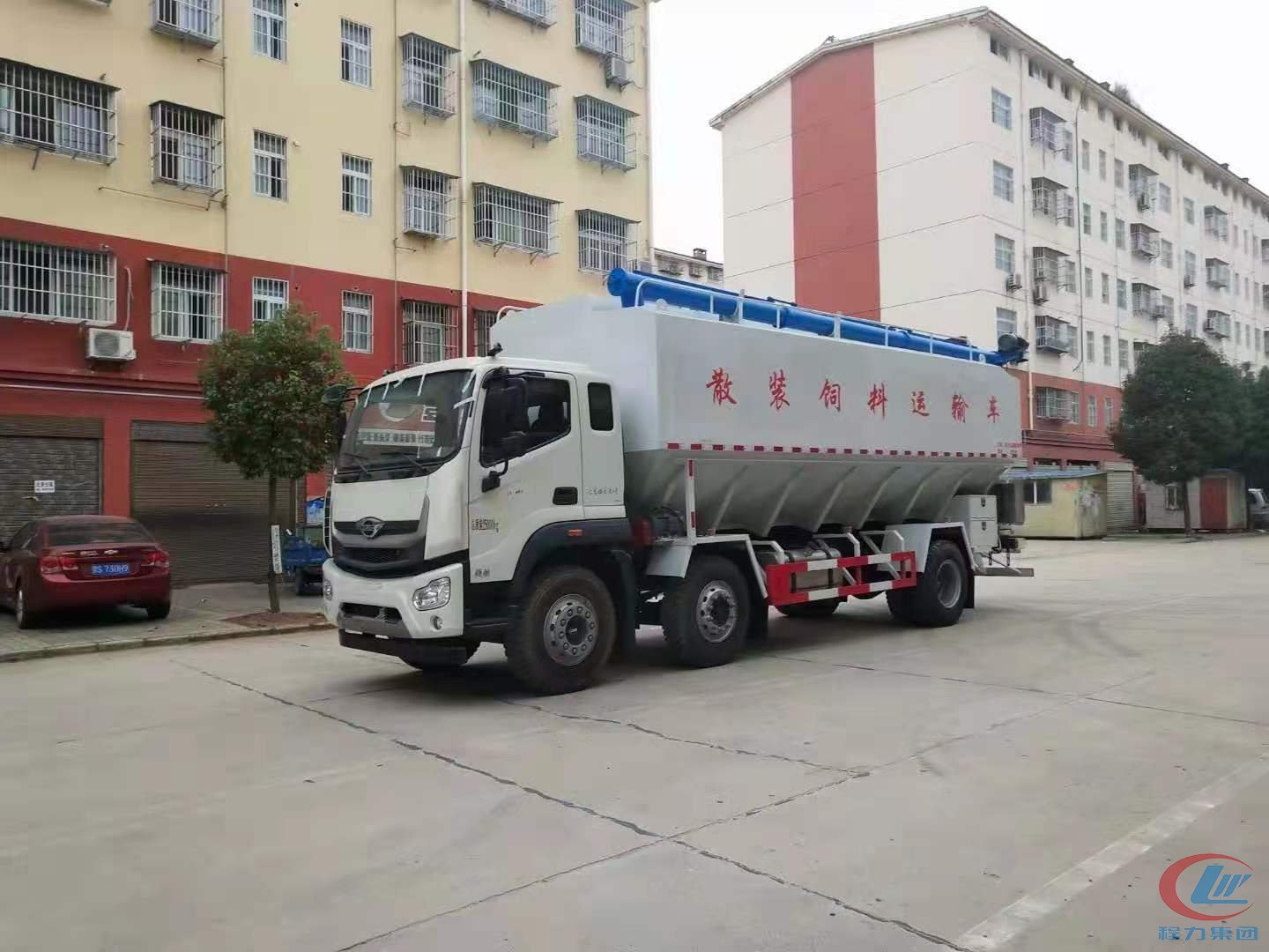 福田國(guó)六小三軸散裝飼料車