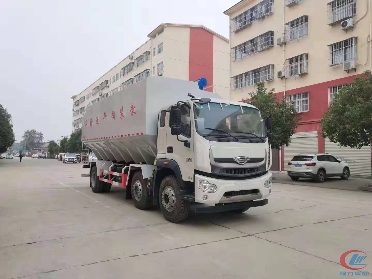 福田國(guó)六小三軸散裝飼料車