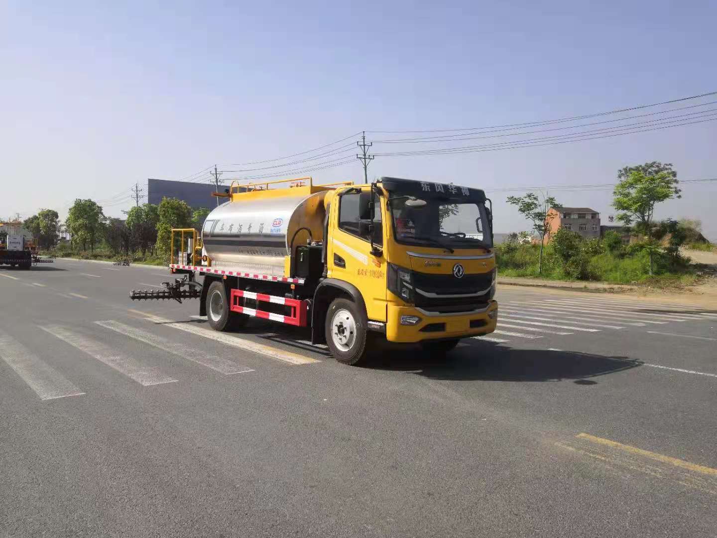 國六東風(fēng)華神6.3立方智能型瀝青灑布車