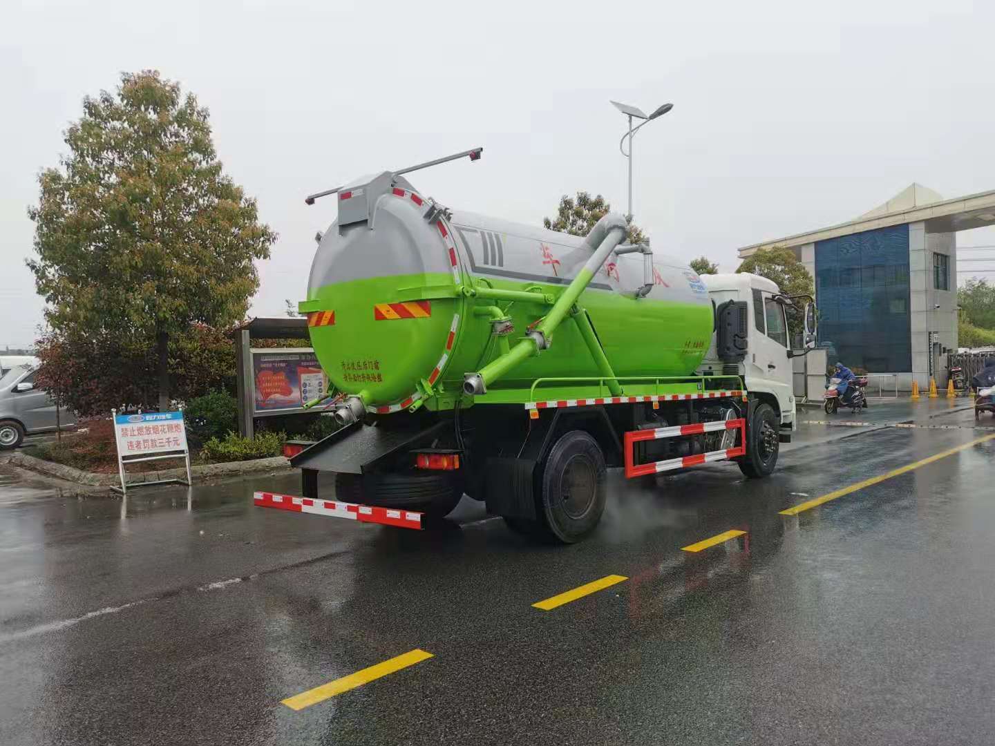 國(guó)六東風(fēng)天錦13.5方吸污車