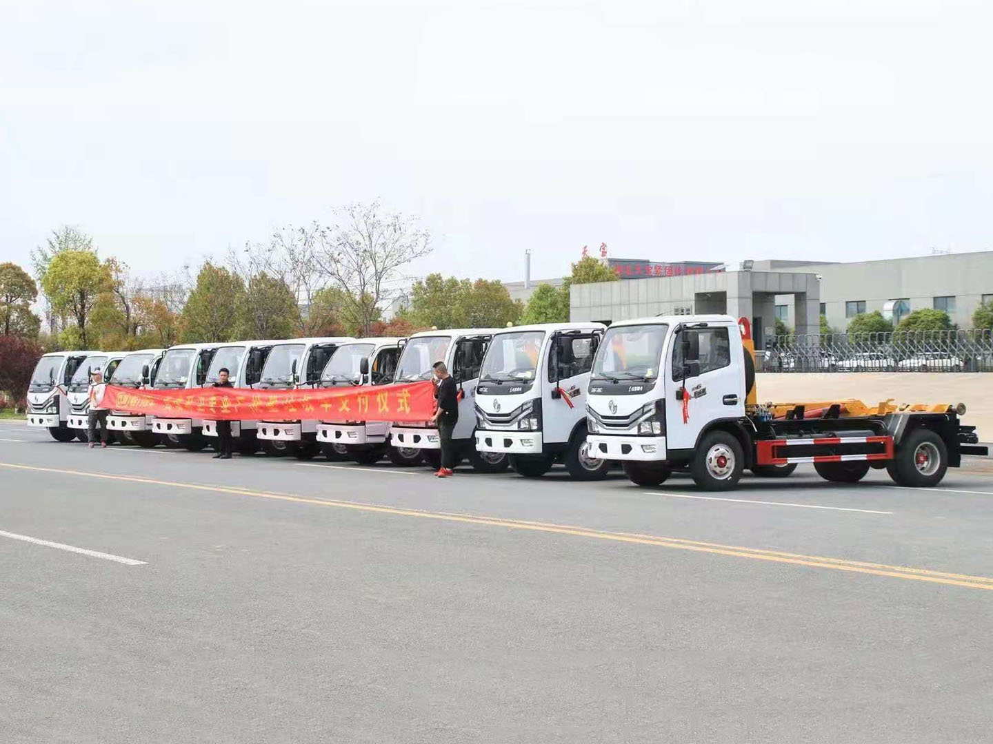 程力集團(tuán)東風(fēng)多利卡拉臂垃圾車批量發(fā)車 