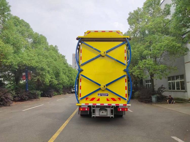 東風(fēng)天錦防撞緩沖車