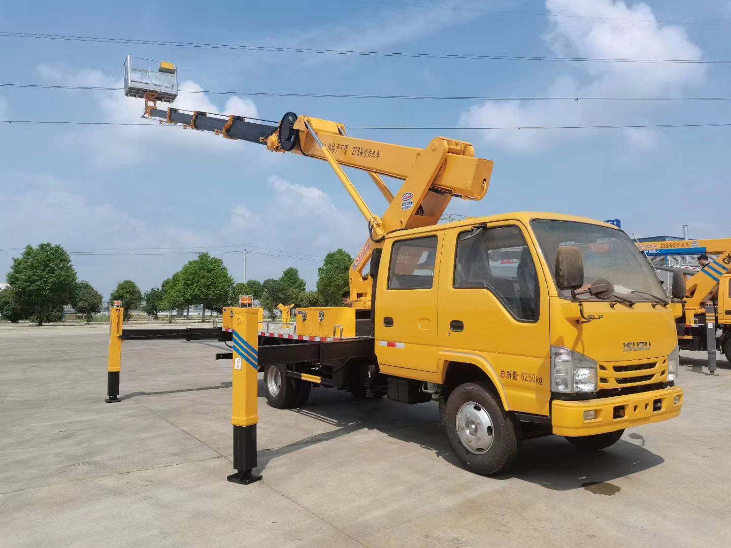 國六五十鈴雙排27米高空作業(yè)車側(cè)面圖