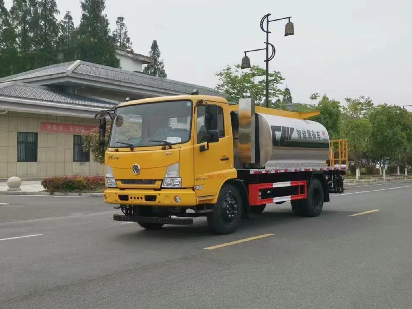 國(guó)六東風(fēng)天錦智能型瀝青灑布車