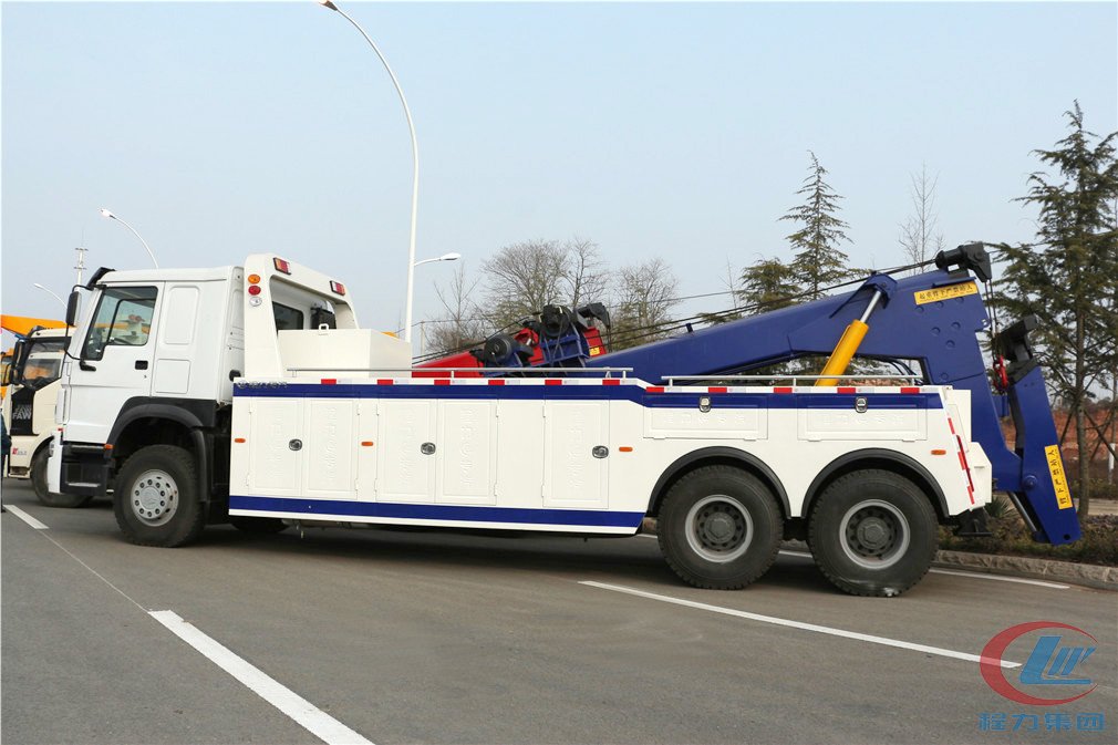 程力集團重汽后八輪一拖一清障車側(cè)面圖