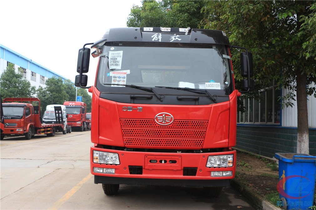 程力集團(tuán)解放J6L平板運(yùn)輸車正面圖