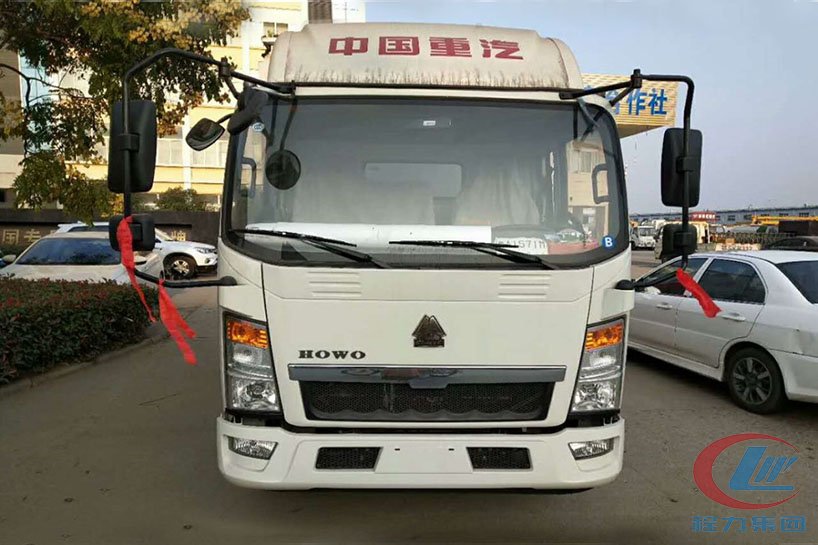 重汽豪沃3.8米廂長(zhǎng)舞臺(tái)車正面圖