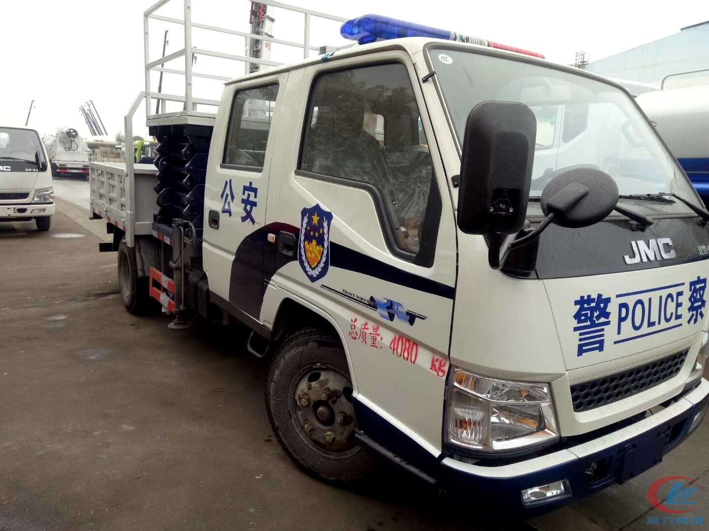 江鈴雙排警用剪叉式升降平臺高空作業(yè)車