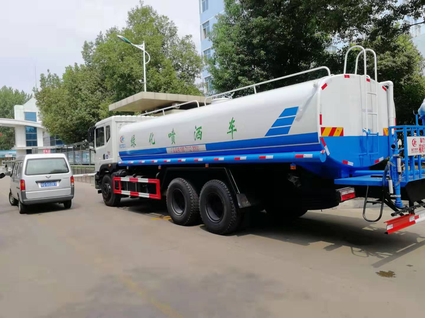 東風(fēng)T5后雙橋20方灑水車背面圖