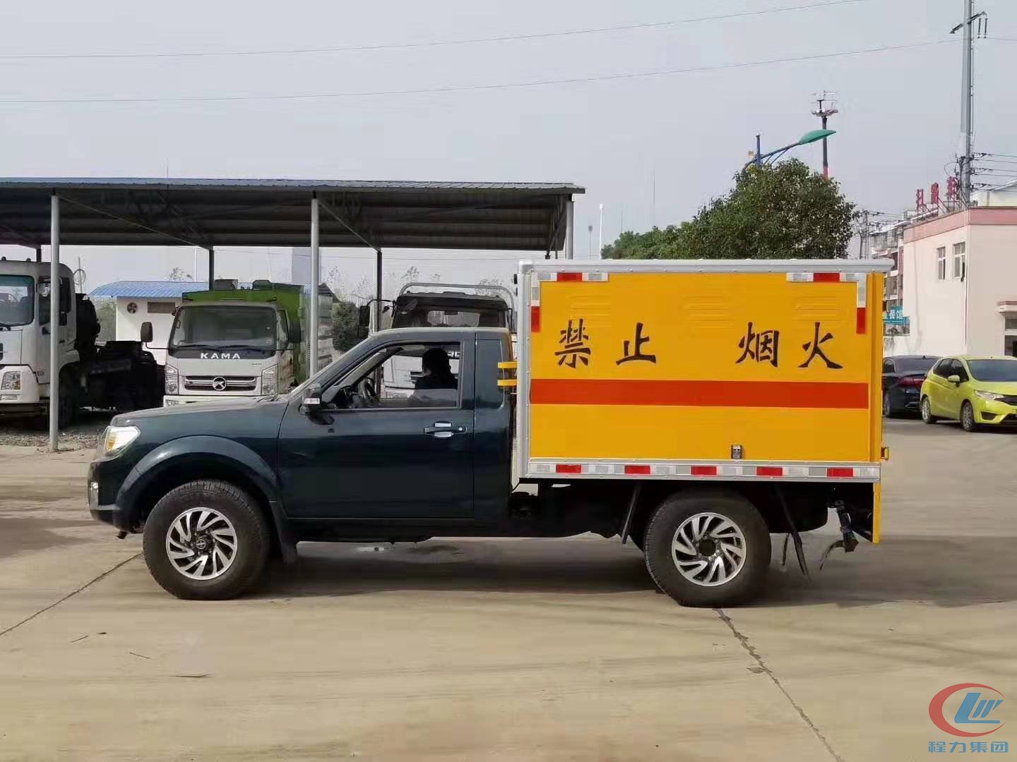 東風日產(chǎn)皮卡防爆車（四驅(qū)）側(cè)面圖