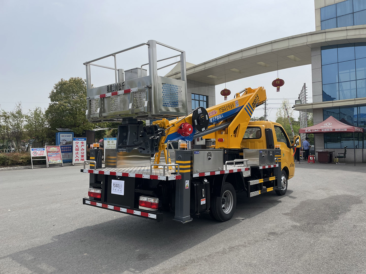 東風途逸藍牌伸縮臂登高車